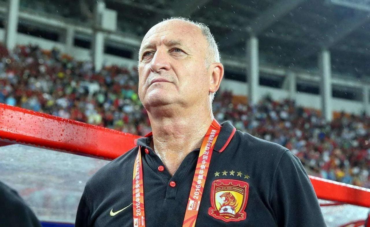 米内罗竞技有“两老”，一个是75岁的主教练斯科拉里，另一个是37岁的胡尔克。
这