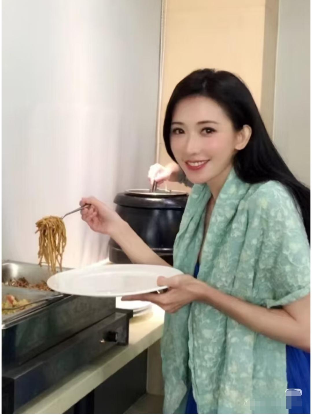 林志玲，脖子缩着，看着好谦虚。
