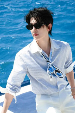 杨洋海上游艇随拍 杨洋条纹衬衫随拍 杨洋的随拍从不让人失望！海上游艇+条纹衬衫，