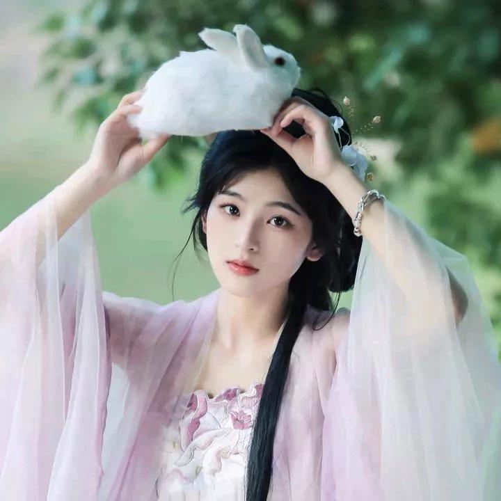 月色如银，兔影悠然。月色如镜 秋月照清辉 月色浓稠思如织 月色照人归 月色如墨 