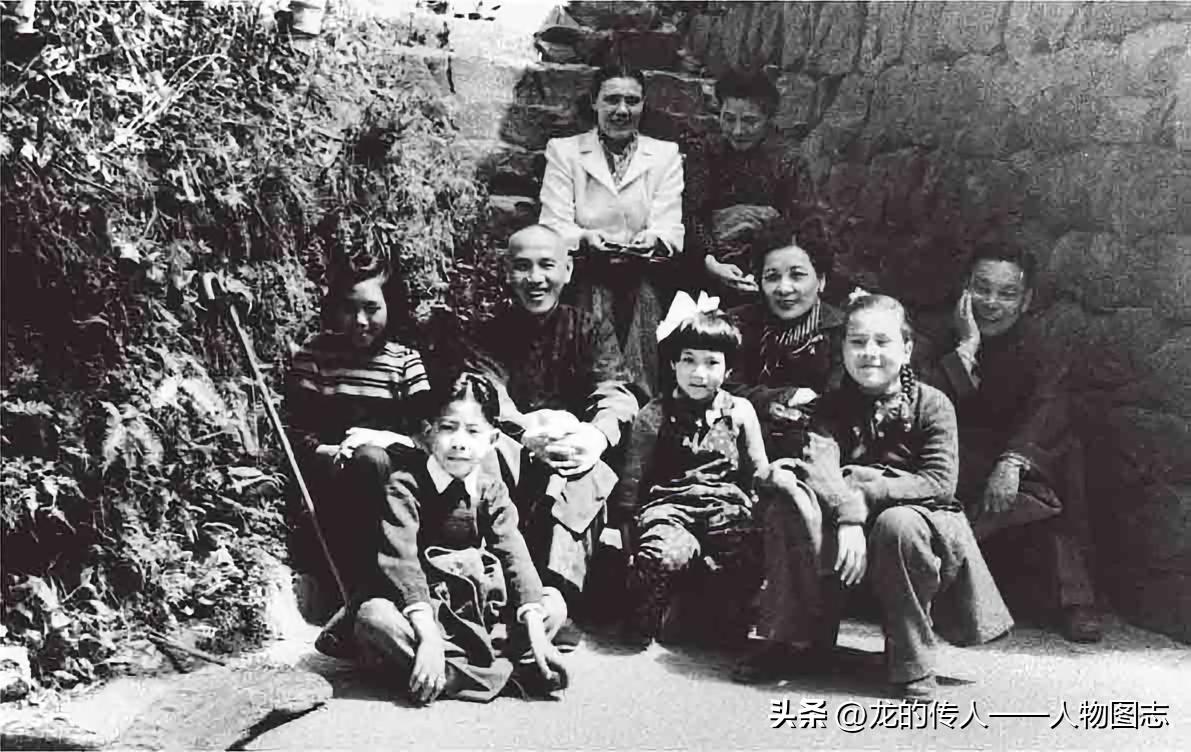 蒋介石夫妇、蒋经国夫妇带领孩子们出游