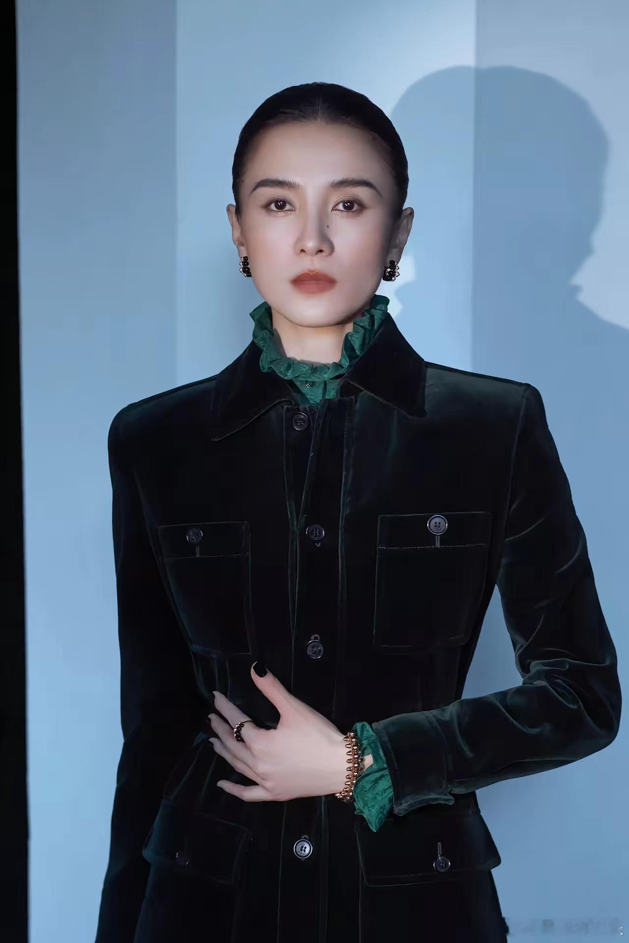 昨晚全世界最开心的人肯定是宋佳了她根本不是去争奇斗艳的，她是去伤害别人的。​先是