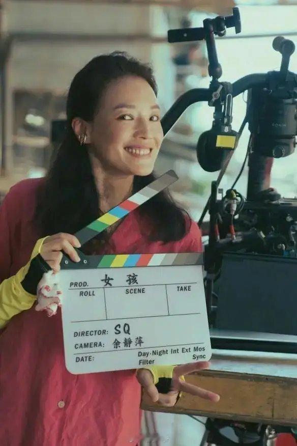 舒淇自编自导的首部剧情长片《女孩》杀青，同时发布概念海报。据悉，该片以年轻女性的