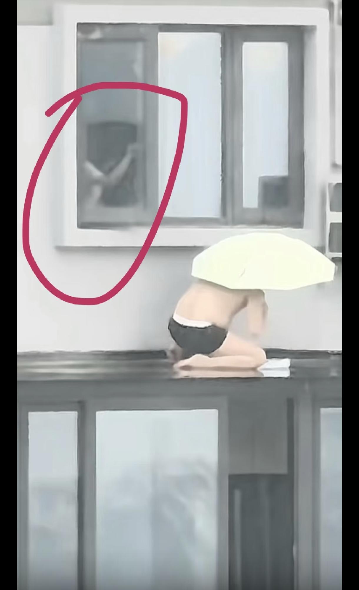 这么敬业，下雨天修空调，窗户内的她是搭把手的，还是递伞的，还是准备把他拉回来的？