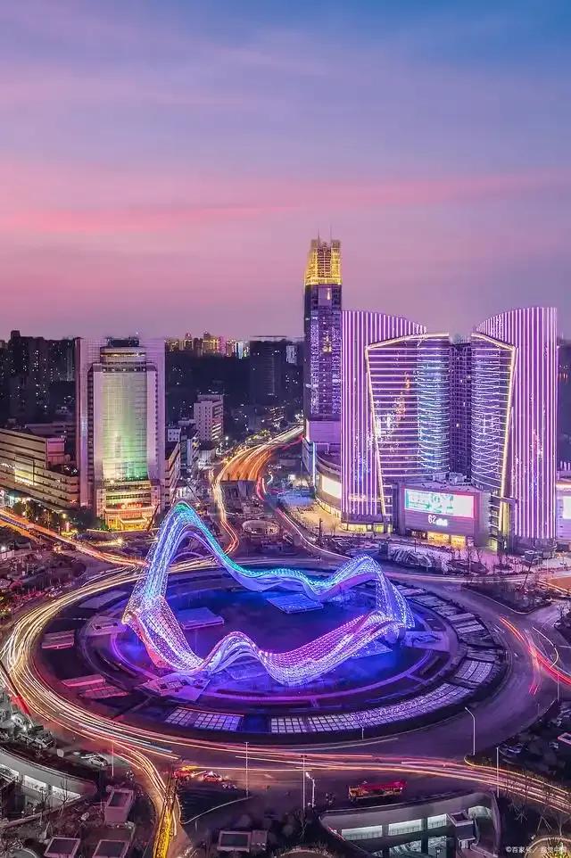 中国市值最高的区不在海淀，不在浦东，也不在南山，而在武汉东湖旁边。光谷凭什么赢过