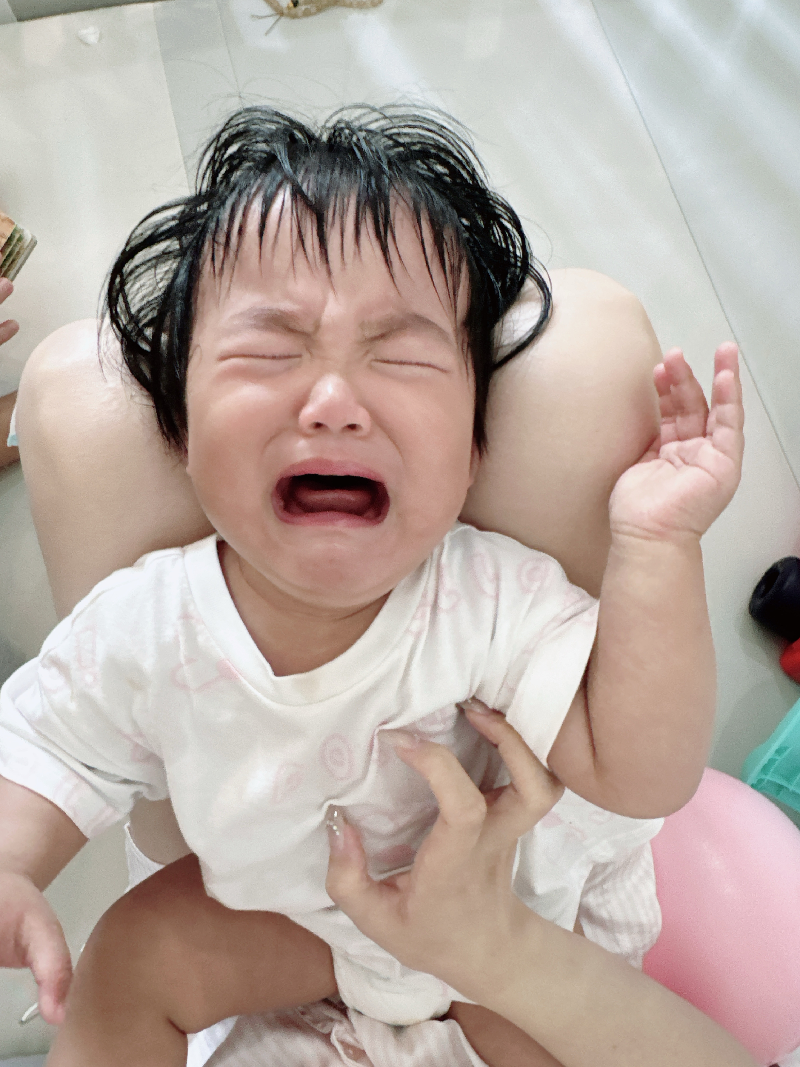 大碗最近一不如意就要这样哭只要不顺着她就往地上/床上一躺，张着大嘴就哇哇哇我：哭