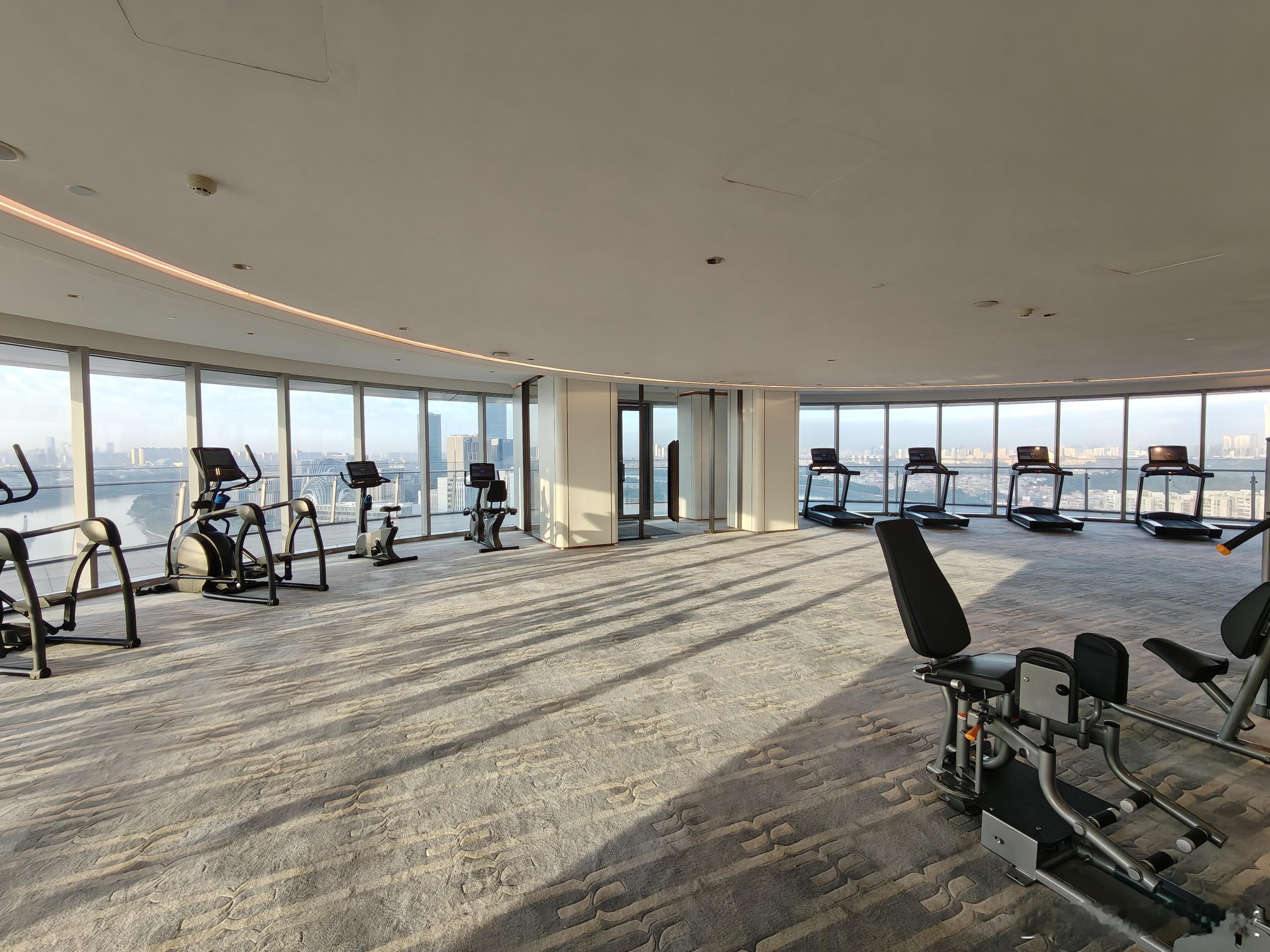 新酒店健身房打卡第三天！我觉得节食是很不准确的减肥方法，为何不锻炼呢…