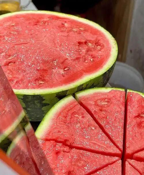 吃西瓜也能丧命！近日，一男子在参加“吃西瓜挑战”活动时，因吃瓜太猛，不慎噎住了，