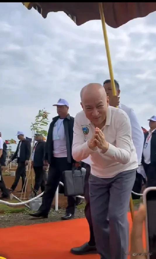 唯一向民众弯腰九十度的国王，这是柬埔寨国王西哈莫尼出席某项活动，面对民众的行礼时