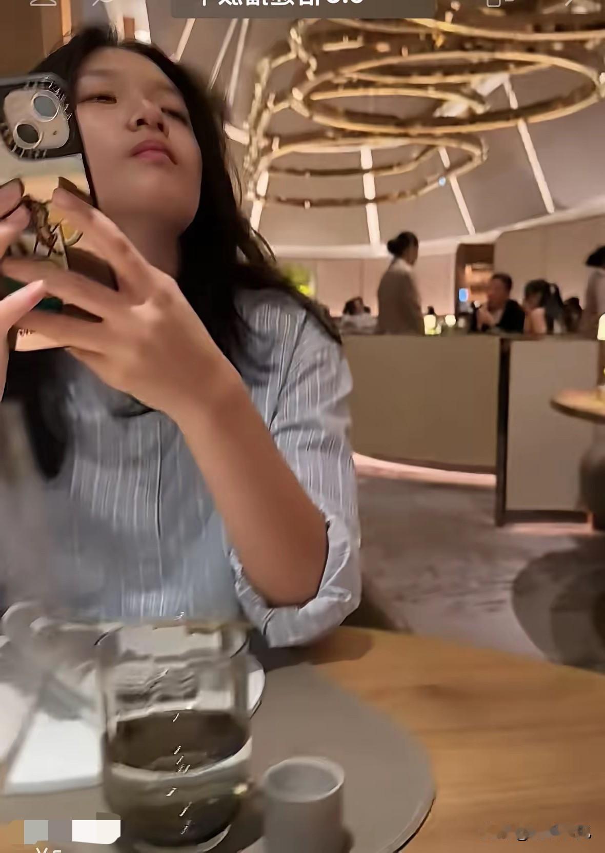 汪小菲，真是不听劝呐！

汪小菲带着玥儿姐弟开启香港暑期游第一站。他先去理了头发