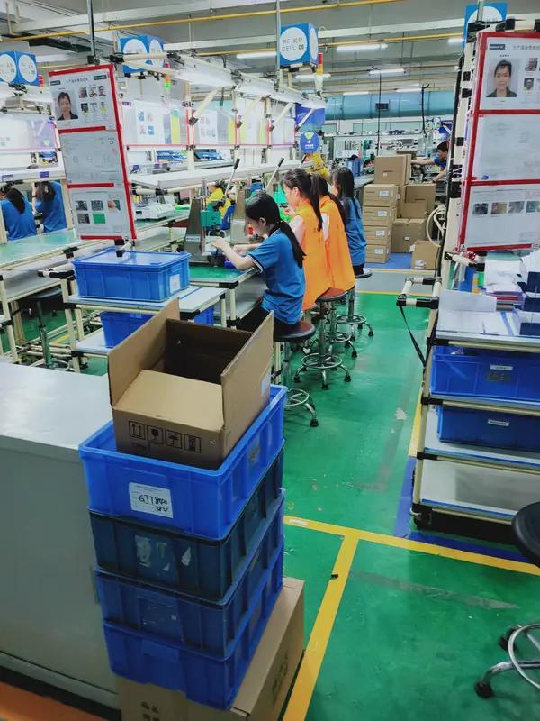 女工春秀在工厂干了十几年，居然没人给她交社保，这也太离谱了！这种情况在现实里还真