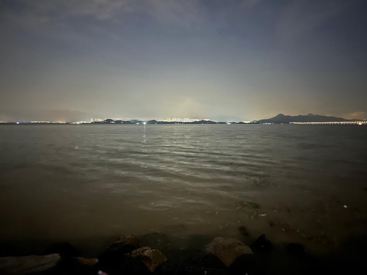 还是头一次来深圳湾公园，对面就是香港，真挺好的。