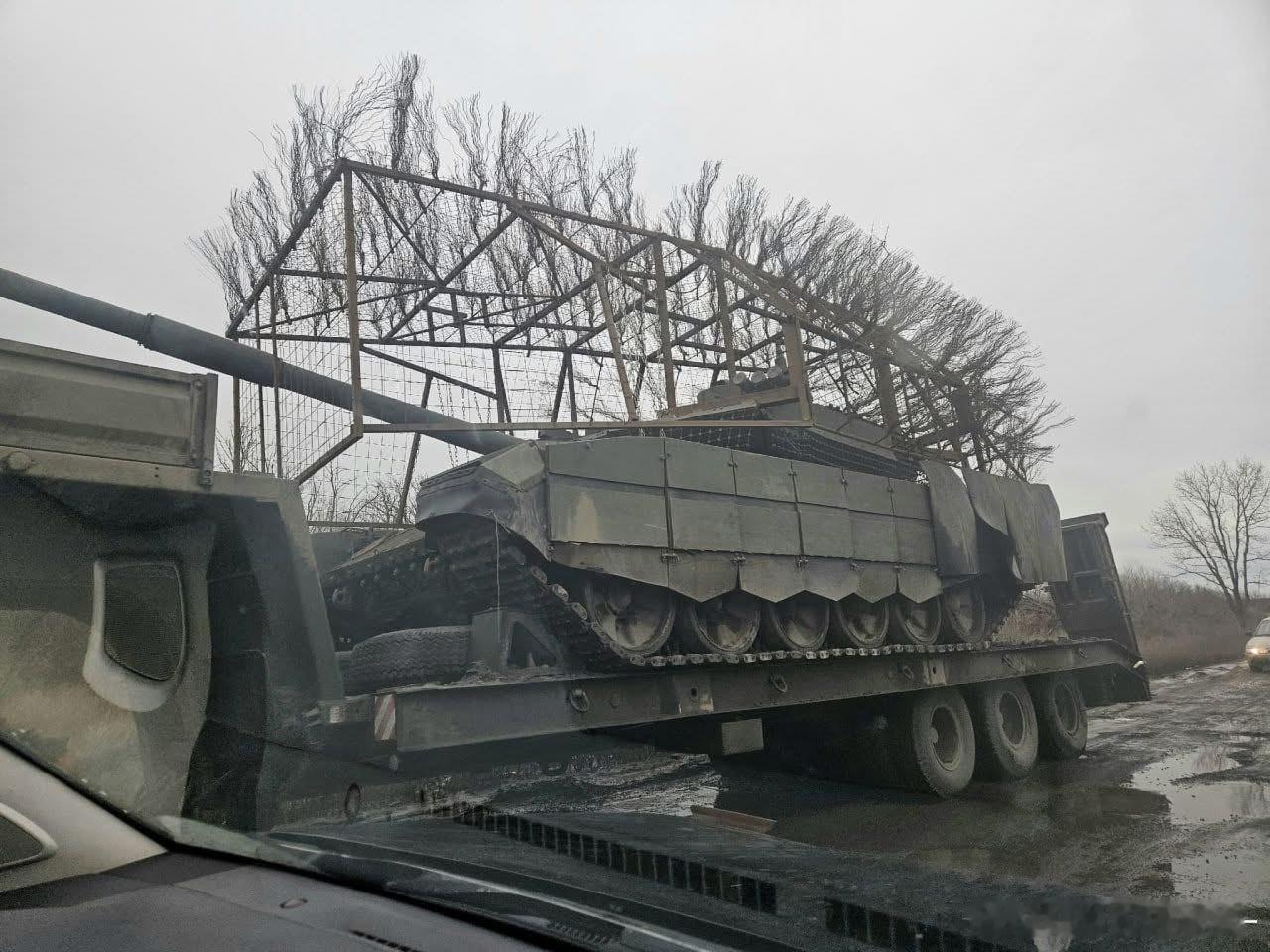 送往前线的鹅军T90M，加装了反无人机狼筅装甲坦克装甲车辆外军影像俄乌局势