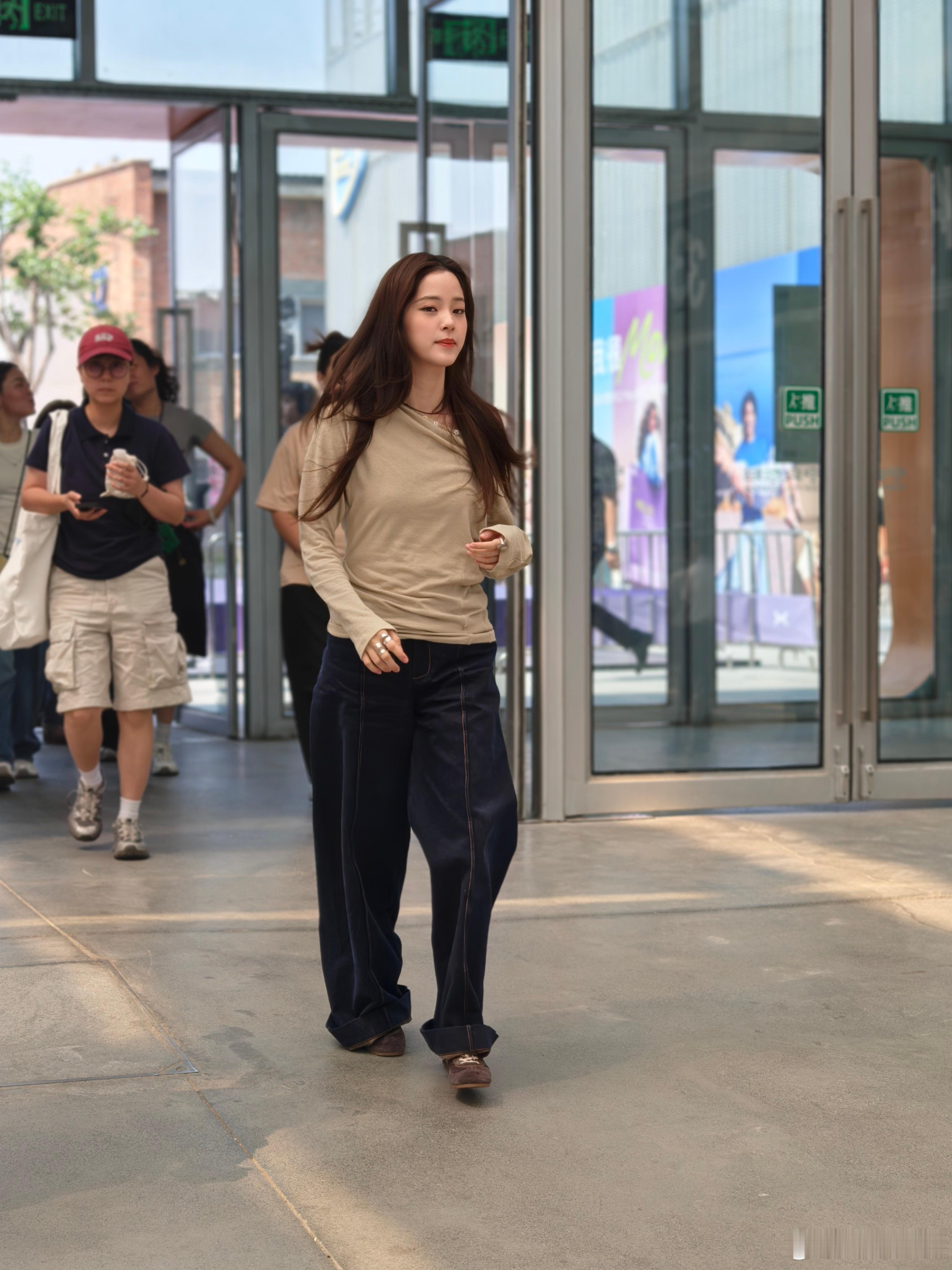 小鹏MONA发布会太会玩了听说娜娜已经到会场啦从媒体证物料开始已经看得出MONA