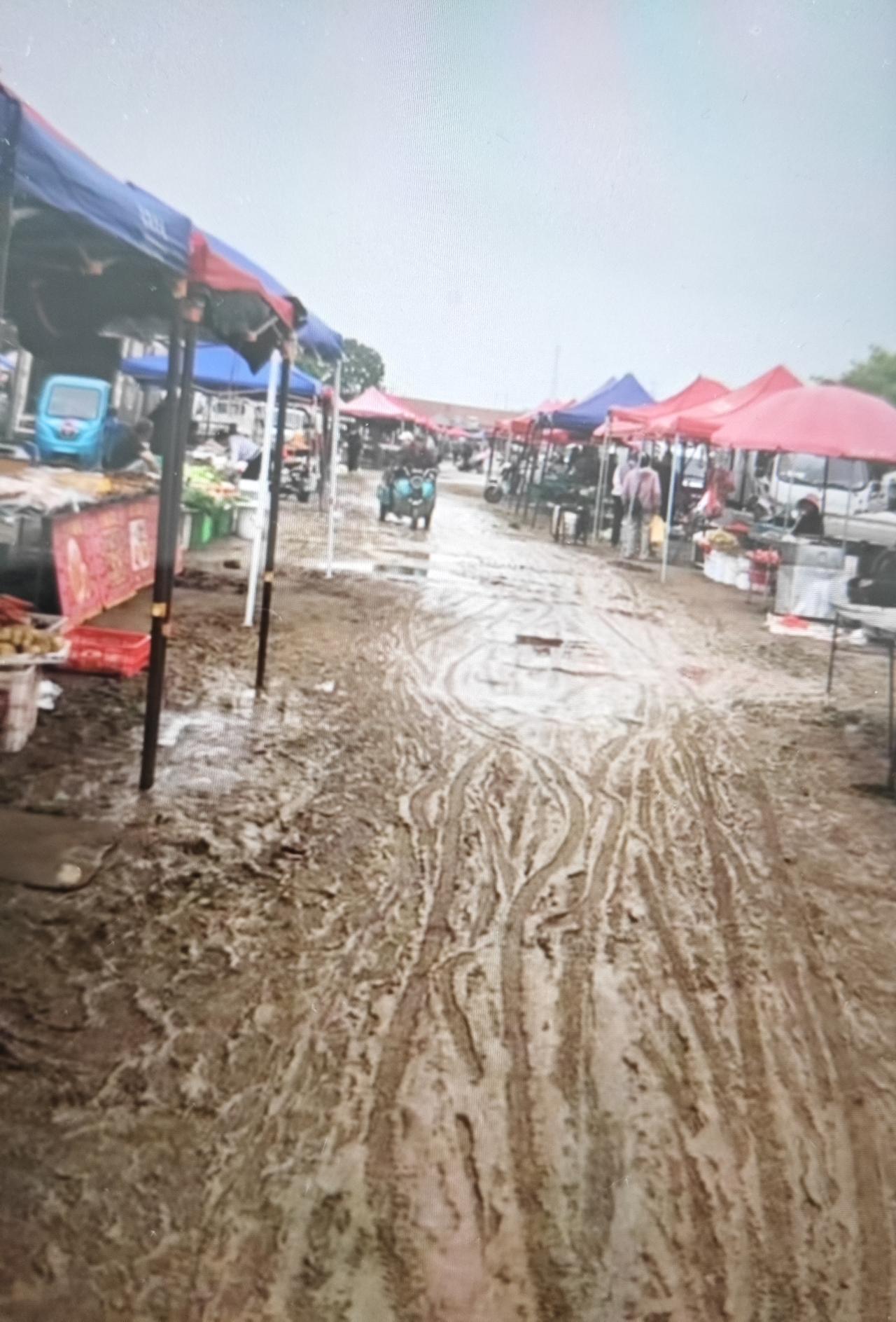 前几天刚下过雨，即墨区温泉街道每逢农历一、六的皋虞大集场地变得泥泞不堪，根本没法