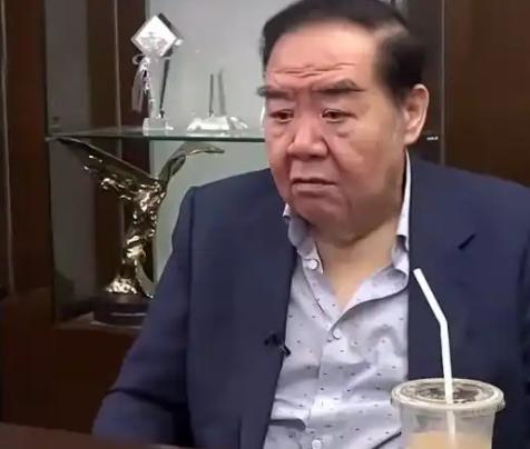 1993年，郑则仕公司破产，欠下1700万外债。走投无路时他给周润发打电话：“发
