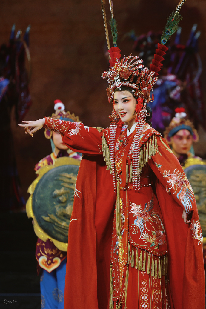 李云霄好红从时尚圈到戏曲台，这抹“红”既有非遗美学的鲜活，又有巾帼英雄的气场，这