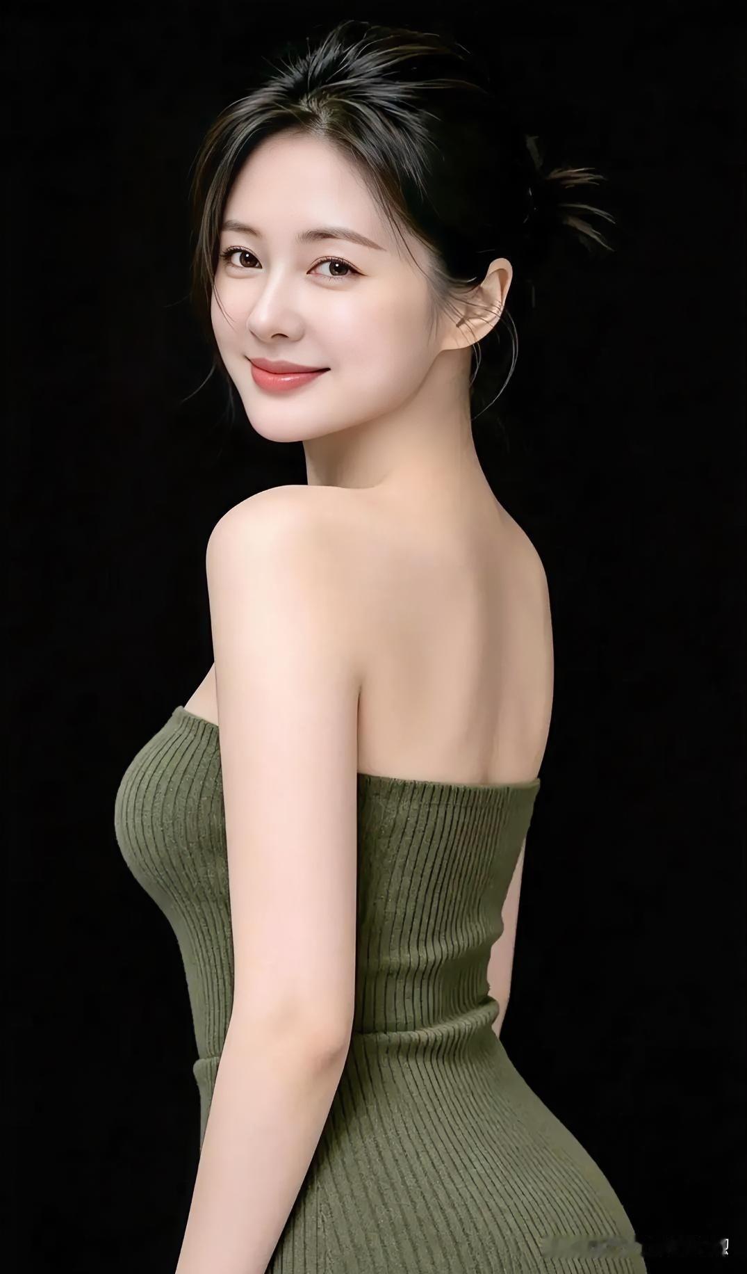 【现代散文诗】

墨色如幕，一袭青绿罗衣温柔紧裹。她回眸浅笑，露香肩，肤若凝脂。