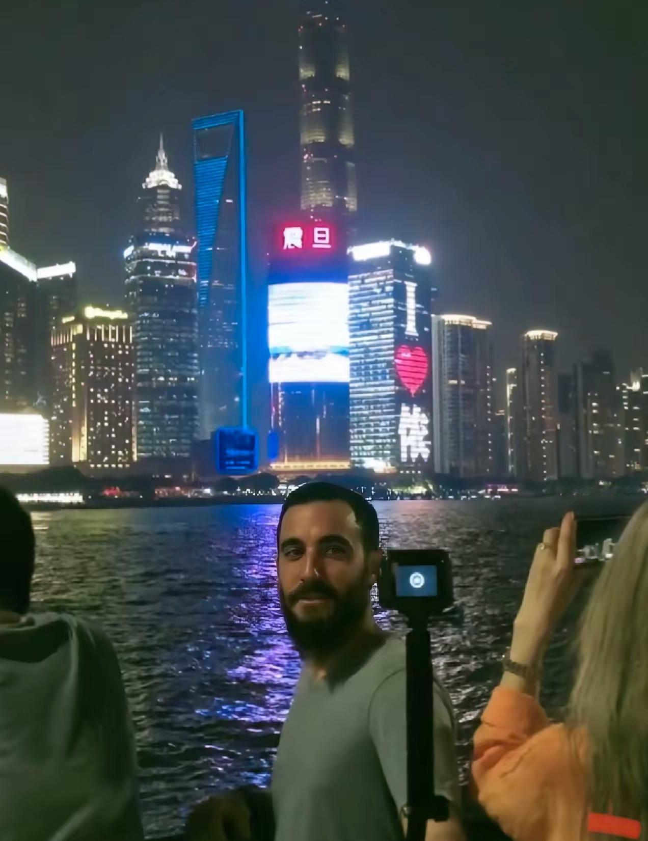 连美国都设卡防着的印度打工人，现在全挤到咱们这儿抢饭碗了！

麻烦看官老爷们右上