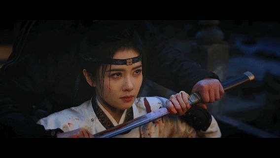 看到白鹿战损妆就知道又要开虐了战损妆一上，李佩仪开虐！束发单薄，血迹刺眼，打戏干