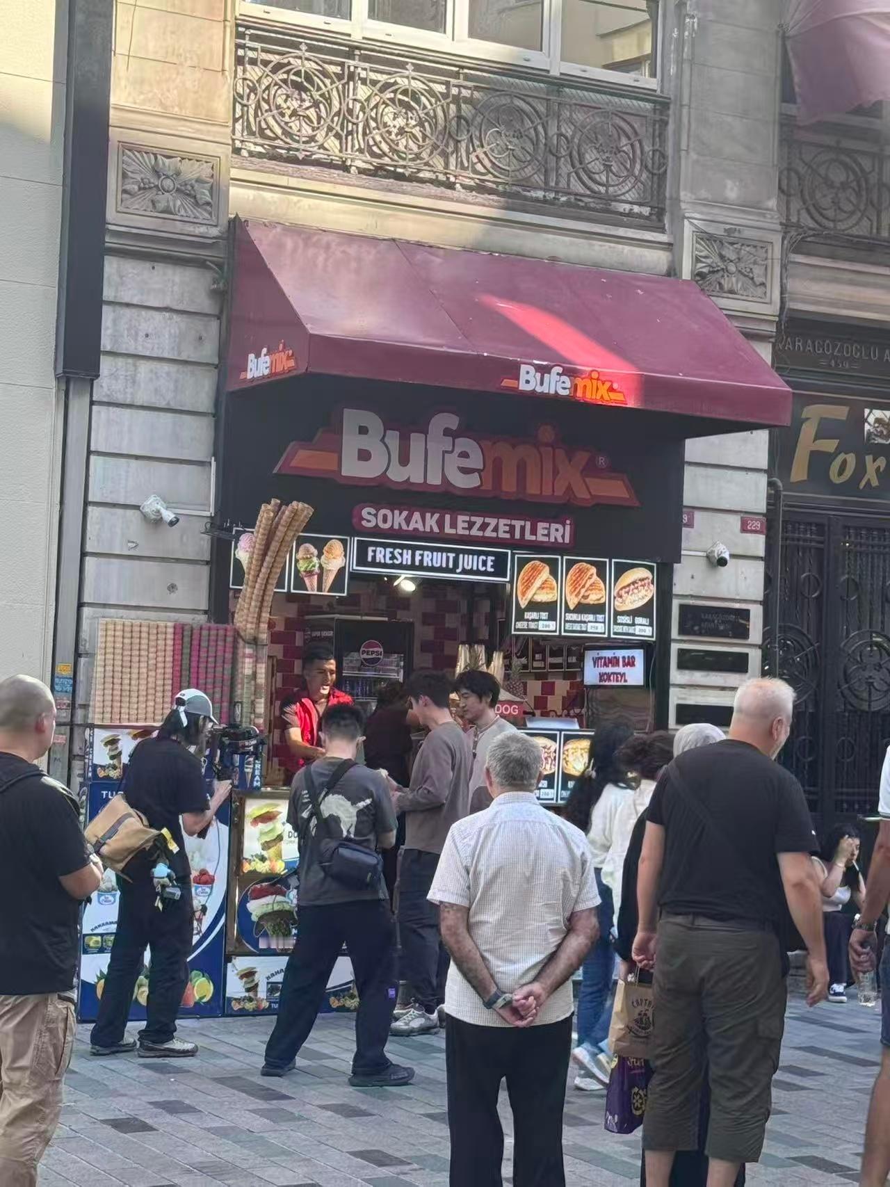 土耳其偶遇黄景瑜王传君黄景瑜王传君土耳其街头吃甜筒谁能料到罚罪兄弟线下惊喜同框！