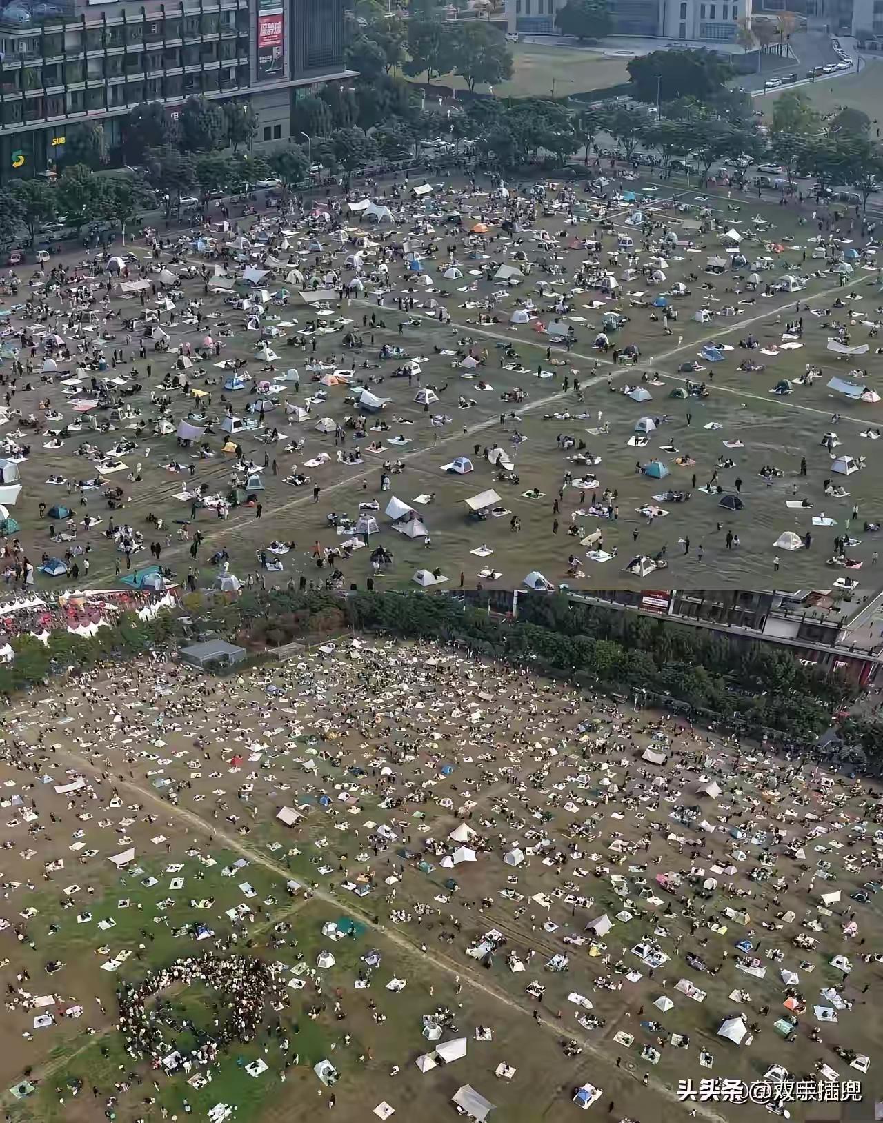 成都的市民们对太阳☀这是多么的喜欢，真的不浪费这个晴天！还有一个原因吧！这个日子