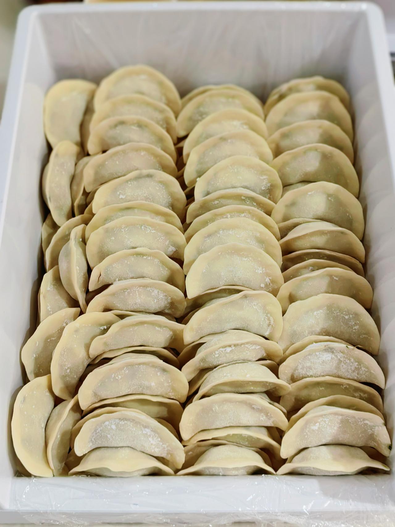 包两屉饺子，交交好运～

一大早，婆婆已把馅调好。

韭菜，鸡蛋，香菇，粉丝，
