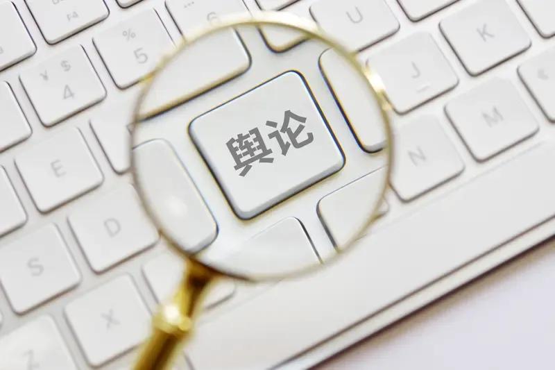 近期接连爆火的“亮证姐事件”和“武大性骚扰案”，不论事件本身的是非对错，只谈“舆