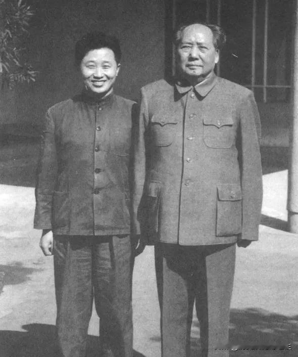 毛泽东身穿缝满67块补丁的睡衣，面对劝他丢弃的建议，他反问：难道主席的衣服不能补
