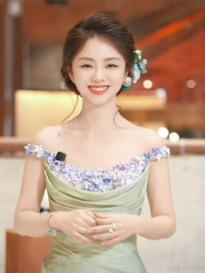 谭松韵录制的是向往的秦岚 谭松韵对秦岚的依赖全写在细节里，真诚又自然，这样的友谊