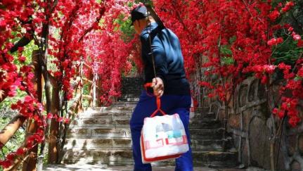 普陀山商店8元一瓶水，平价机的电总是“恰巧”断了，白石山却把1元水扛上两千多米的