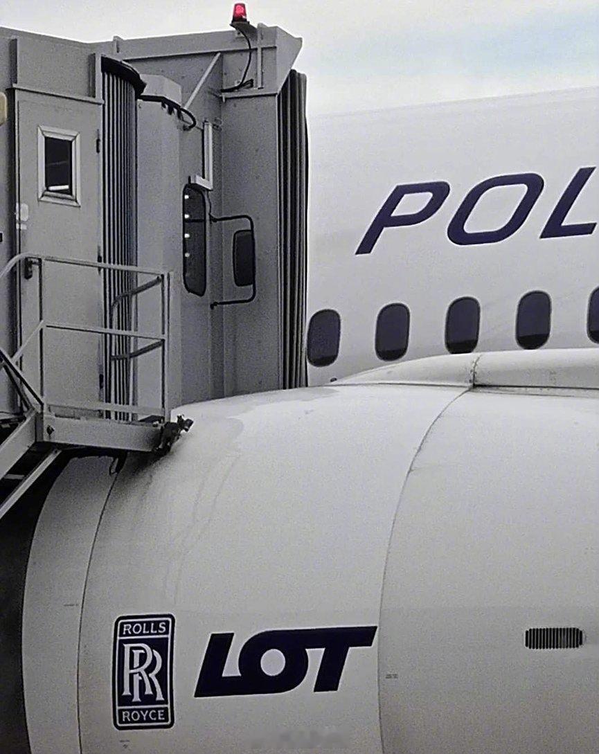 波兰航空一架787在华沙肖邦机场被拖往登机口的时候左发撞上廊桥，看起来发动机整流
