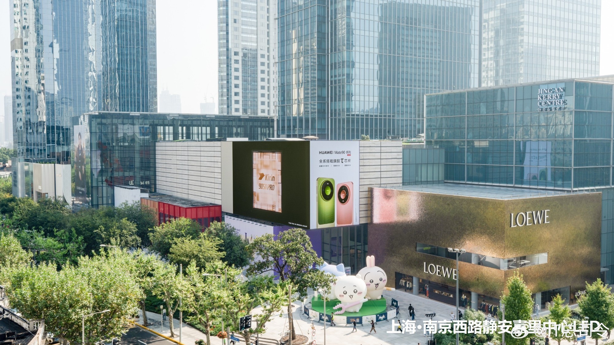 麒麟芯片高调回归了路过城市商圈，抬头就看见了韬芯片的户外大屏广告。一路走来低调深