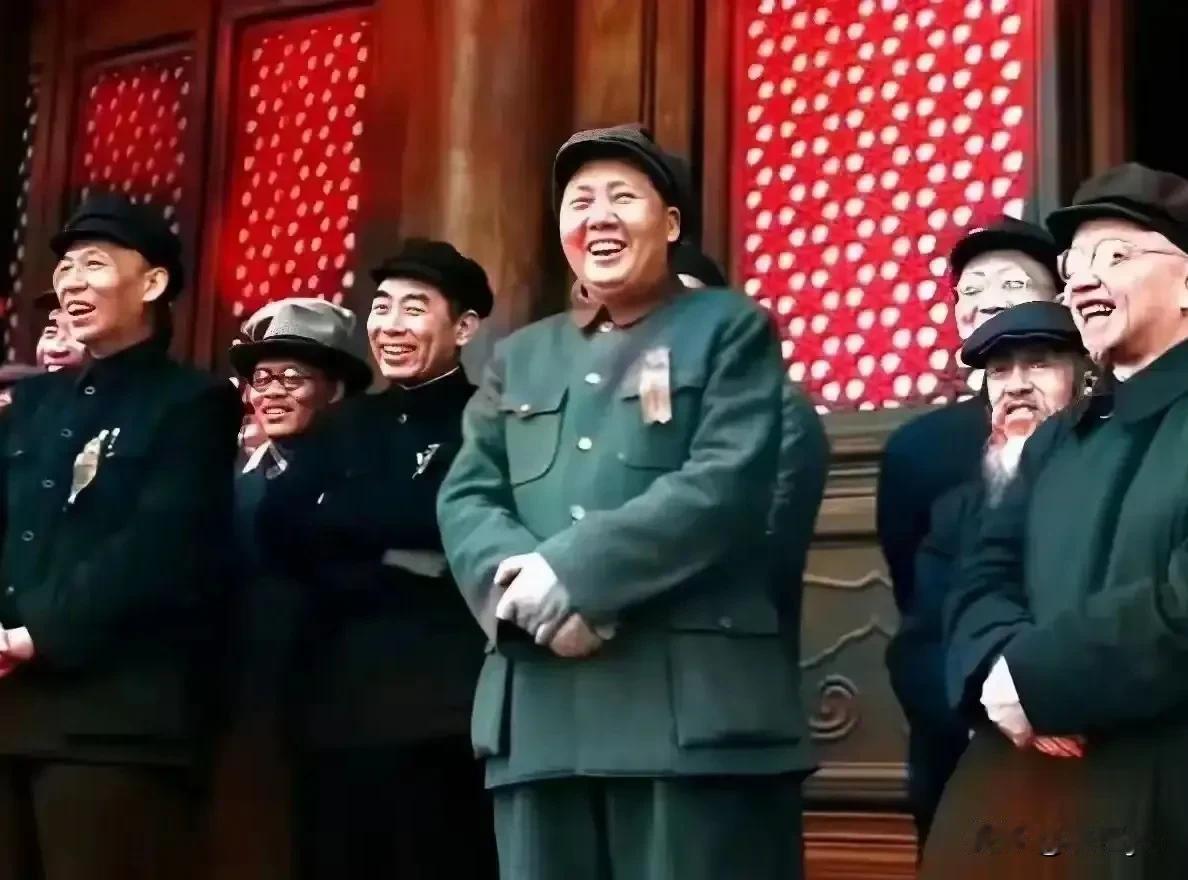 毛主席和战友们在一起！
主席的魅力、亲和力、吸引力、影响力，凝聚了太多的能人志士