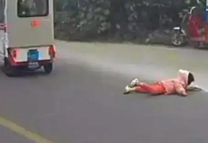 浙江母女街头惊魂一刻！女儿摔落马路中央，两名陌生人飞奔而来：幸好有你们
 
生活