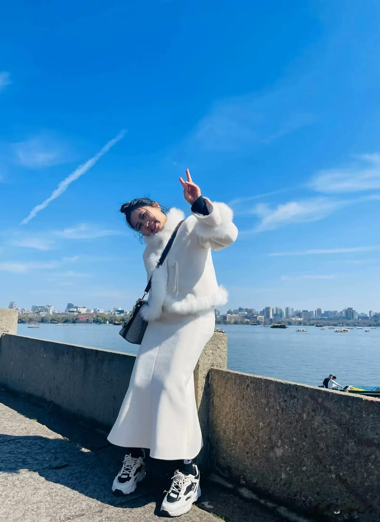 这是2024年春节我坐在杭州西湖的断桥上拍的，这也是我人生第一次去杭州，小时候就