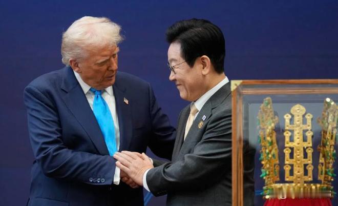 特朗普访问日韩，一个赠送高尔夫球杆，承诺让他获得诺贝尔和平奖，另一个赠送大王冠和