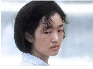 陈凯歌当年拍电影《霸王别姬》死活不肯用巩俐，就因为他觉得巩俐是张艺谋的人，一手由