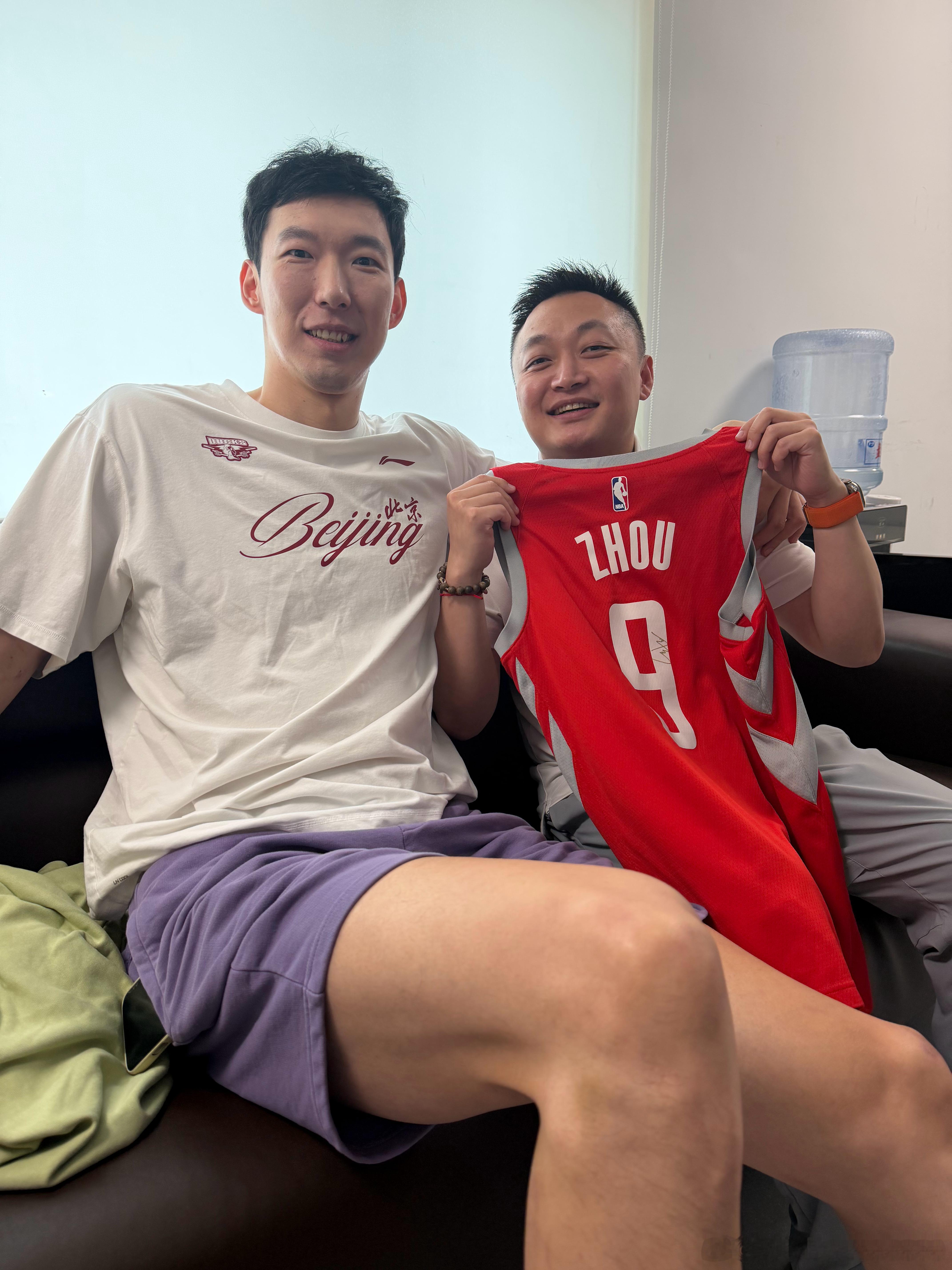 解说东决G4的中场休息时，可算是让琦总给我签了这件他自己的球衣，之前一方面是采访