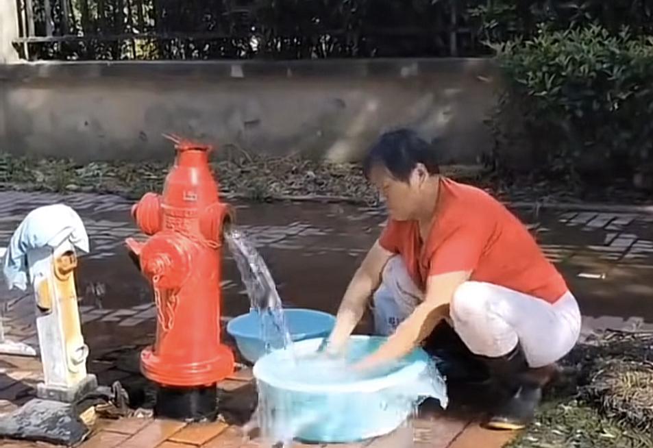 近日，部分大妈的不当行为再添“新花样”，此次却不再是跳舞扰民、超市抢蛋的公德争议