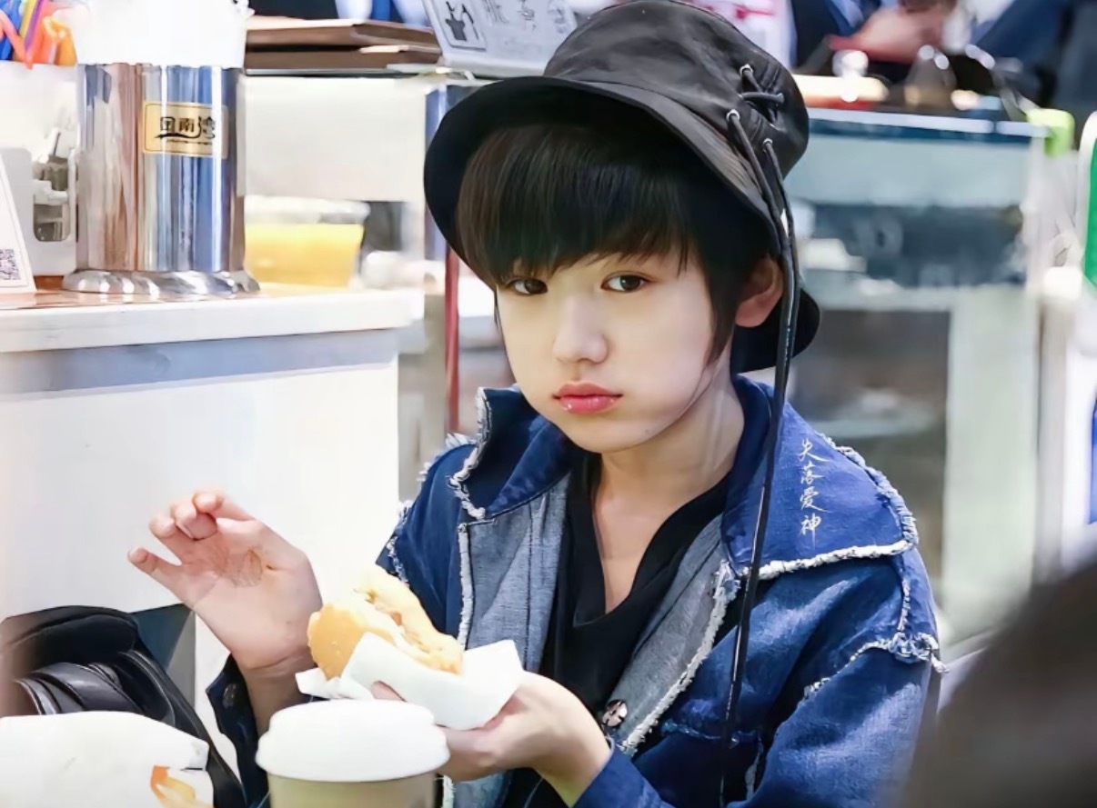 所有小孩里我第一眼就看见你了 
