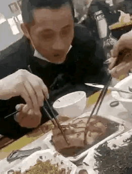 这些人不适合吃团餐，根本不看一桌有几个人的！他自己爱吃的东西猛吃，只能说没什么教