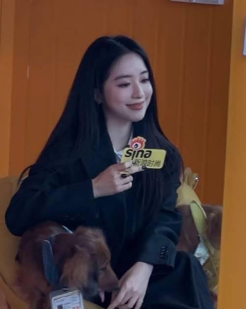 2025年11月，网红翁青雅跨界主持采访朱珠时因表现失误引发争议。她自顾自进门、