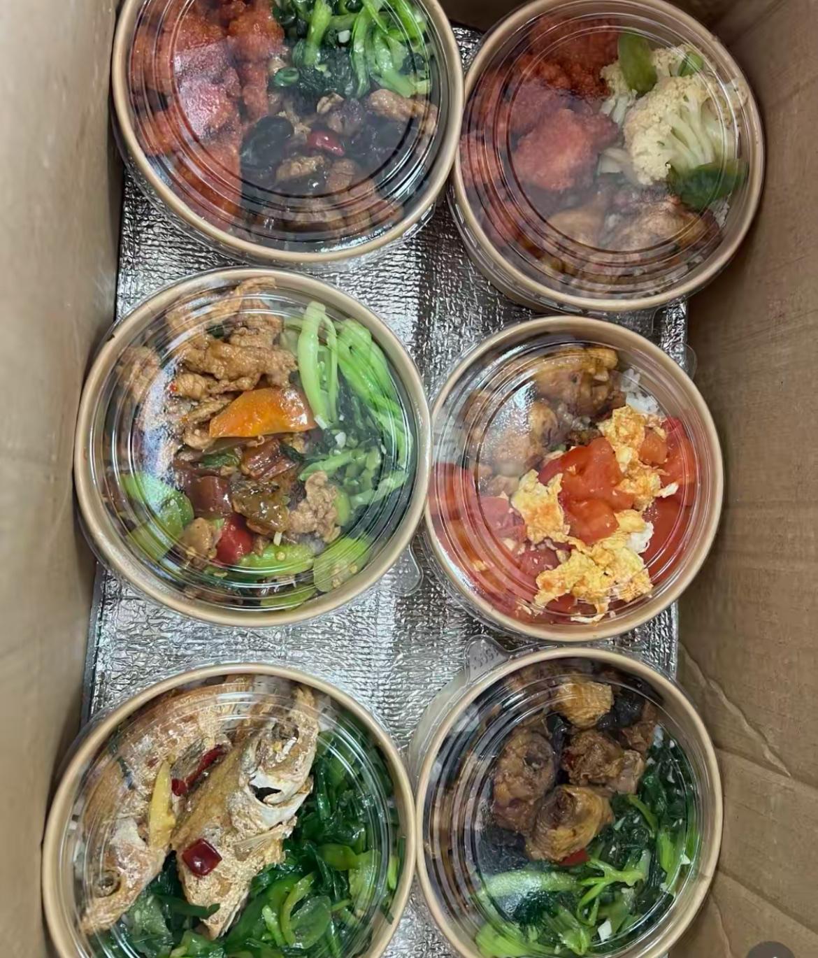 老婶做的饭菜超好吃，为啥去工地附近12块一份卖不动？【@头条逗趣小鲁班】