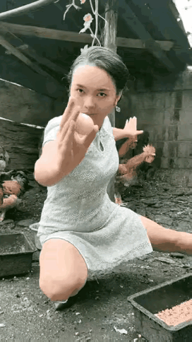 这位大姐摆着“无敌”姿势，霸气十足！真是高手在民间。