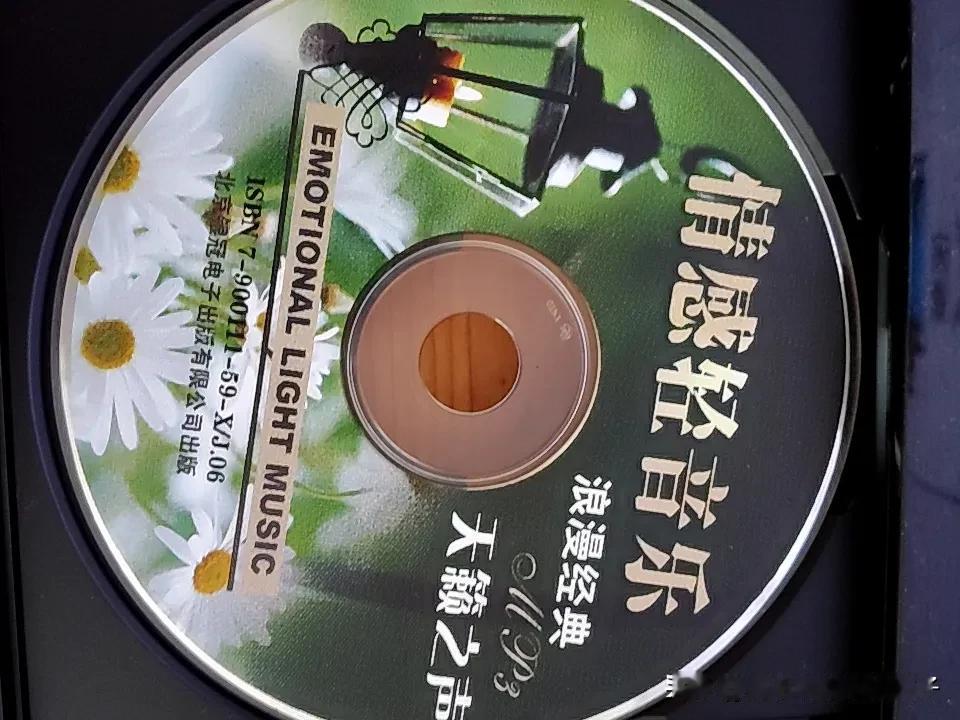 突然想听歌，看到那堆CD犯难了，该听哪张呢？选来选去也不知道选哪张，干脆听U盘的