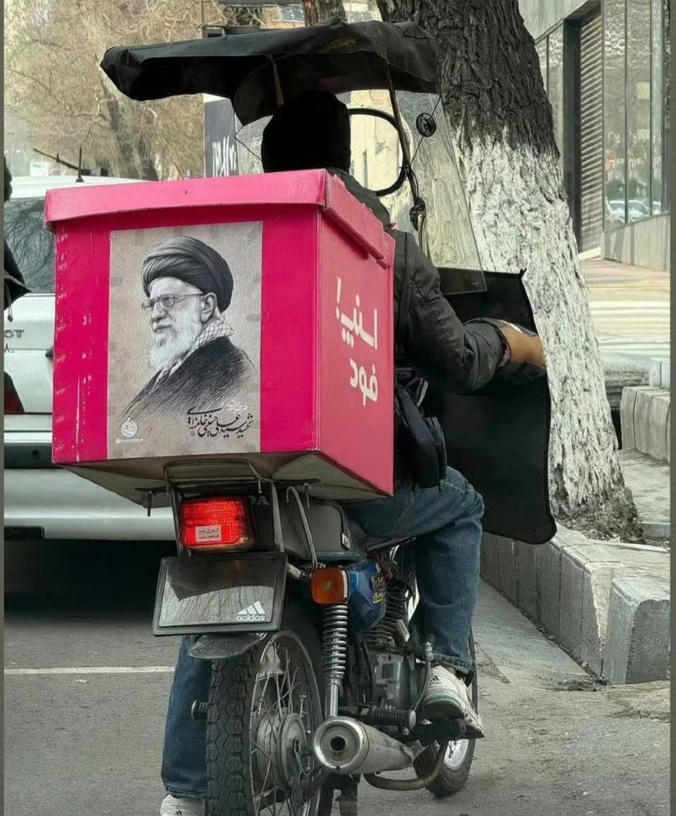 因担心电子设备被美国以色列锁定，出于对寻呼机和手机的恐惧，伊朗革命卫队和政权人士