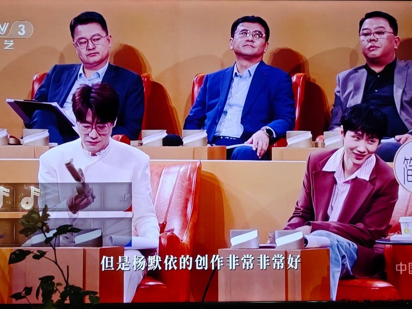 很多人不爱看电视了，其实周末电视节目还挺精彩。央视电视剧频道《四喜》，综合频道有