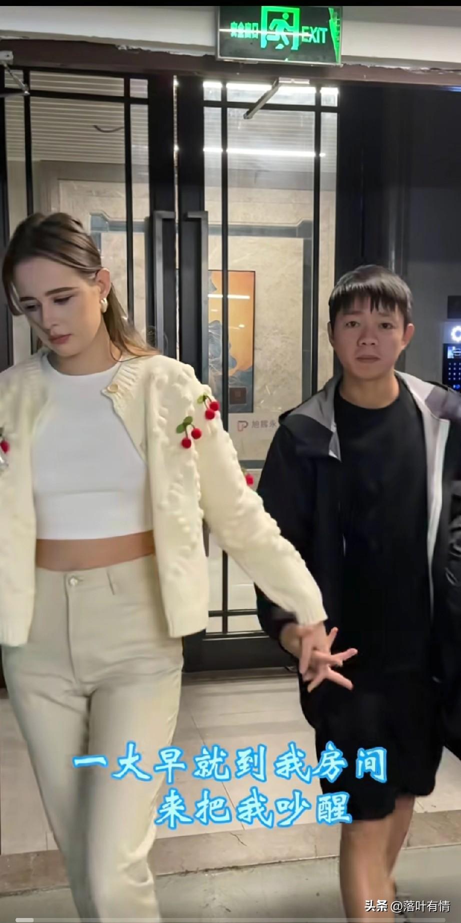 男子阐述了和自己的乌克兰女友同居生活，他的乌克兰女友每天的工作就是去怕衣服，因为