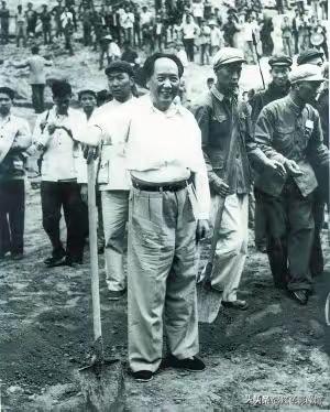 📸 照片简介
 
上图：毛泽东同志手持铁锹，亲临工地参与劳动，与建设者并肩，笑